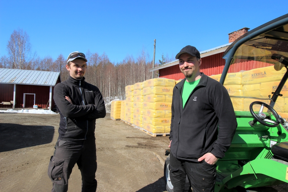 Mikko Räsänen (vas.) ja Risto-Matti Räsänen uskovat, että metsäpuuntaimilla riittää kysyntää tulevina vuosina.