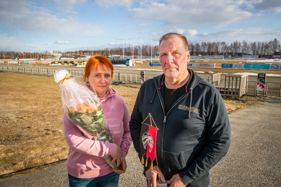 Merja ja Pekka Kamppuri palkittiin vuoden hevoshenkilönä.