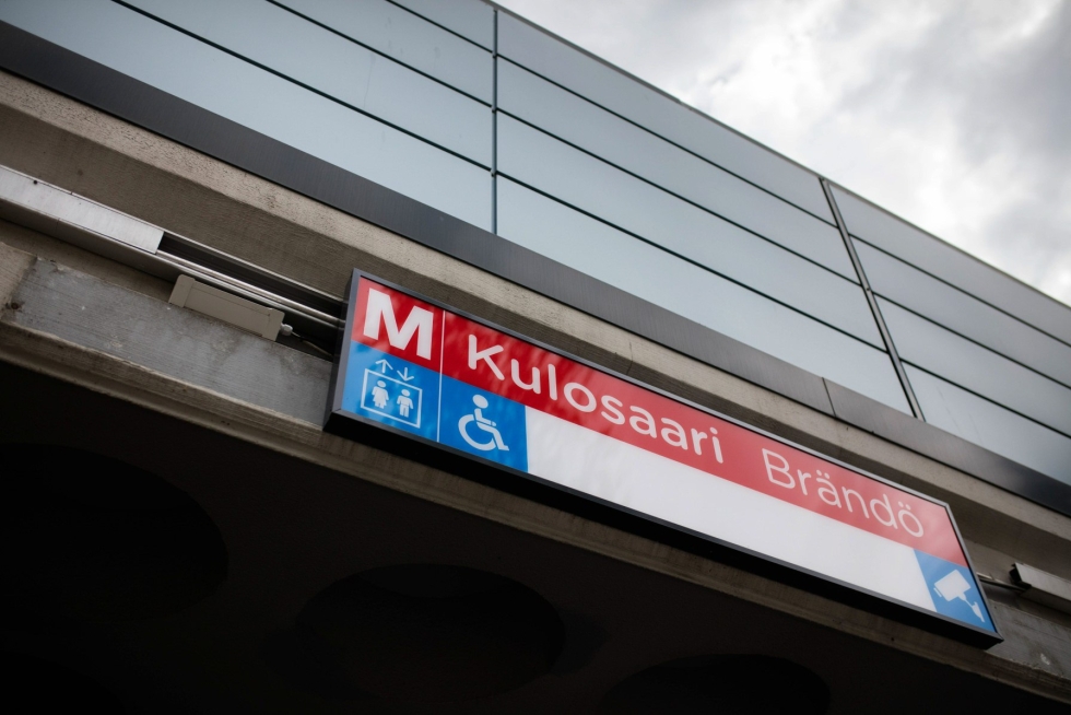 Metro on osunut laiturilla olleeseen ihmiseen Helsingin Kulosaaressa, kertoo pelastuslaitos. LEHTIKUVA / Anni Reenpää
