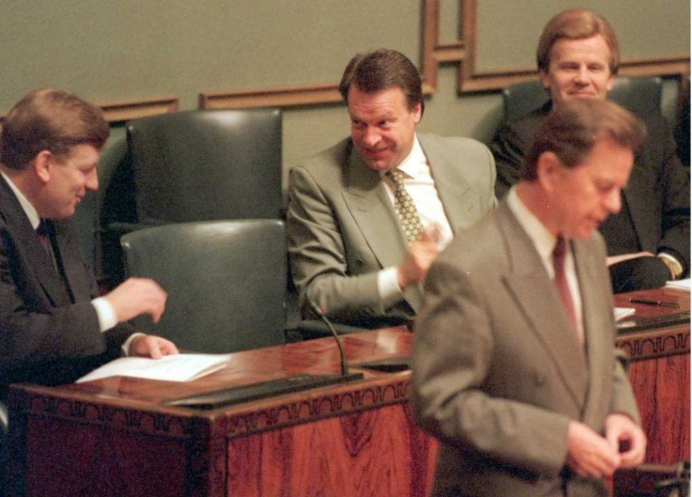 Ministeriaitiossa vuonna 1995 pääministeri Esko Aho, työministeri Ilkka Kanerva ja sisäministeri Mauri Pekkarinen keskustelivat keskenään vasemmistoliiton Esko Helteen esittäessä puheenvuoronsa työllisyysvälikysymyskeskustelussa. Lehtikuva / Kimmo Mäntylä
