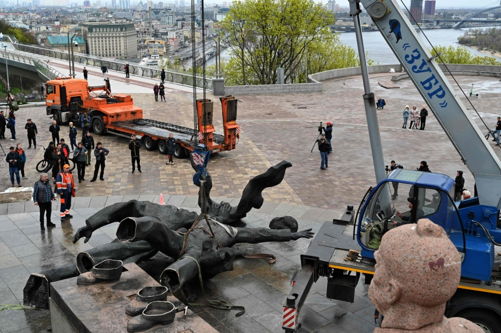 Ukrainan pääkaupungissa Kiovassa purettiin tiistaina muistomerkki "Kansojen ystävyys". LEHTIKUVA/AFP