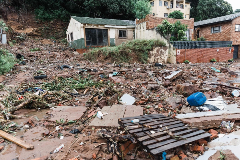 Tulvat tekivät pahaa jälkeä Durbanissa. Lehtikuva/AFP