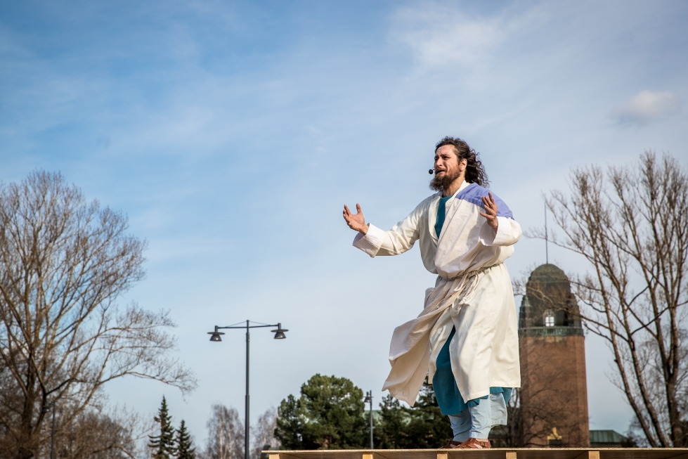 Jeesuksen roolin Ristintie-näytelmässä esittää Tomi Laurikainen.