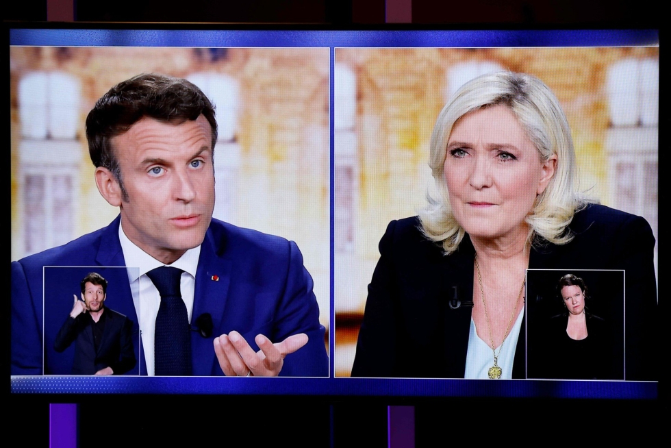 Jatkokautta havitteleva presidentti Emmanuel Macron (vas.) kohtasi televisioidussa vaaliväittelyssä haastajansa, äärioikeistolaisen Marine Le Penin. LEHTIKUVA/AFP