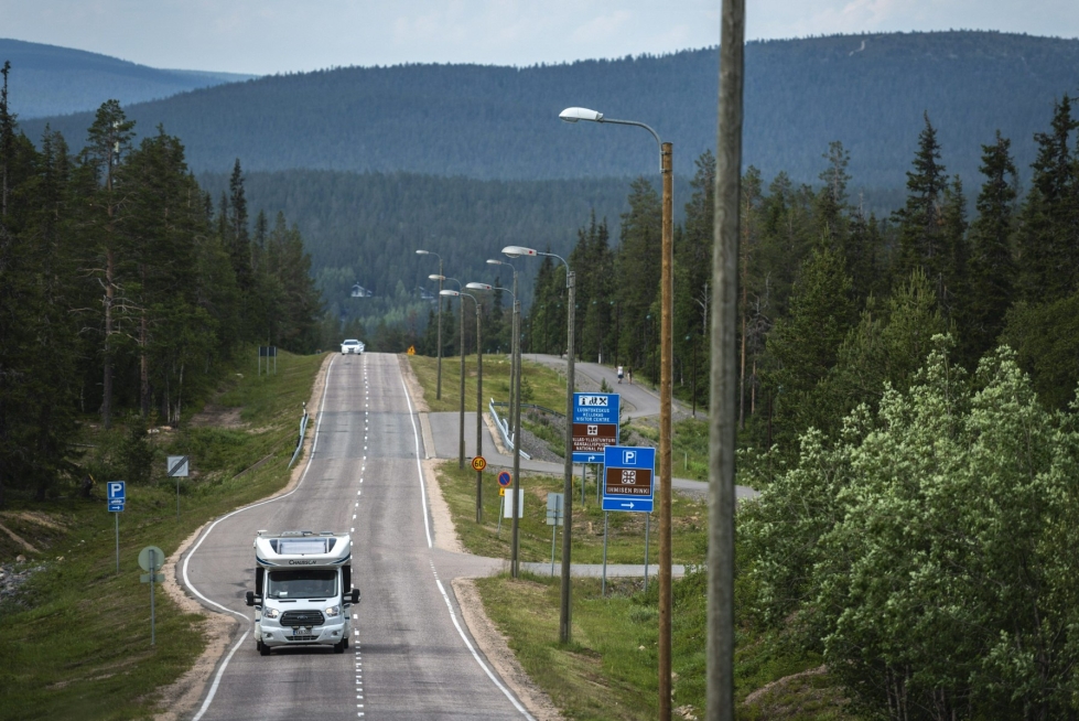 Yhteensä Suomessa päällystetään tänä vuonna noin 2 300 kilometriä maanteitä. LEHTIKUVA / Otto Ponto