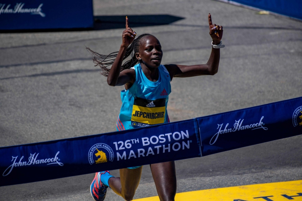 Jepchirchir on voittanut vuodesta 2019 alkaen viisi maratonia peräkkäin ja juhli viime vuoden Tokion olympiakultansa ja New Yorkin maratonin jatkoksi voittoa myös ensimmäisellä Bostonin maratonillaan. LEHTIKUVA/AFP