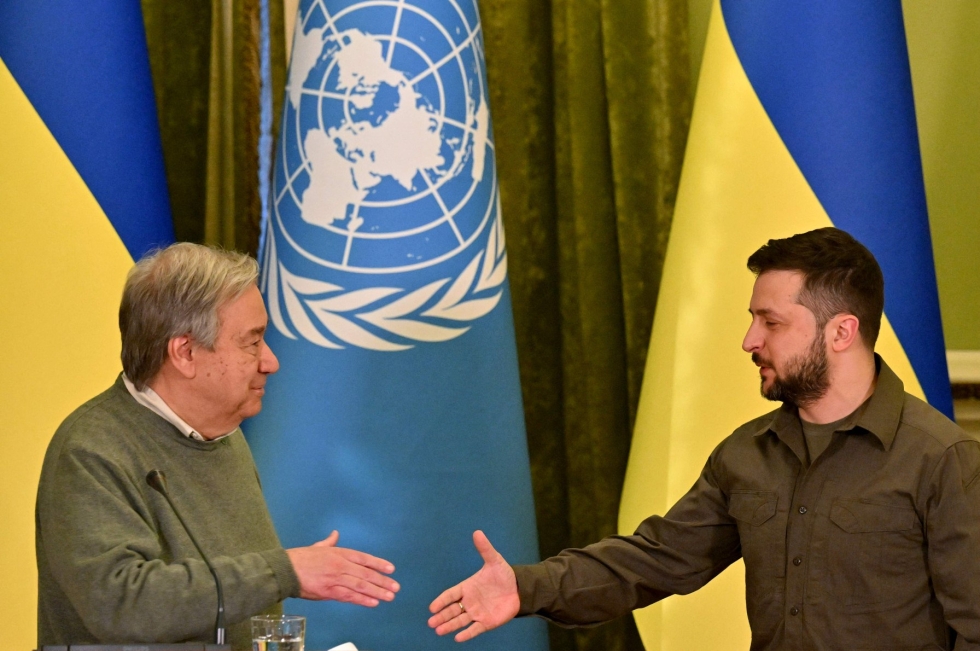 YK:n pääsihteeri Antonio Guterres (vas.) vieraili torstaina Kiovassa ja tapasi muun muassa Ukrainan presidentin Volodymyr Zelenskyin. LEHTIKUVA/AFP