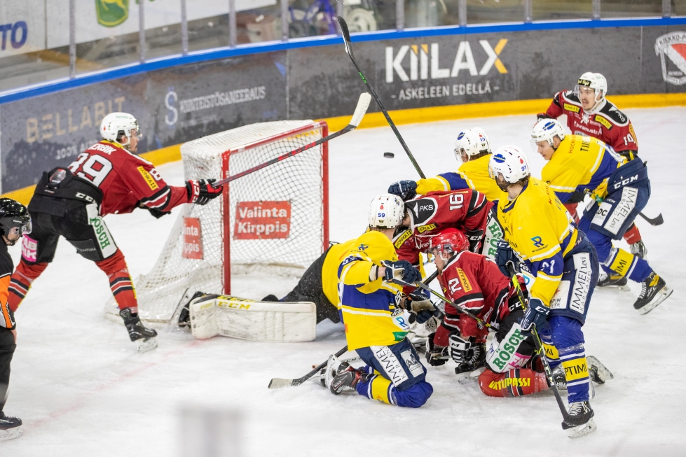 Ottelusarjan kaikki kolme ottelua ovat päättyneet RoKin voittoon lukemin 5-2. Kuva keskiviikkona Joensuun jäähallissa pelatusta kolmannesta osaottelusta.