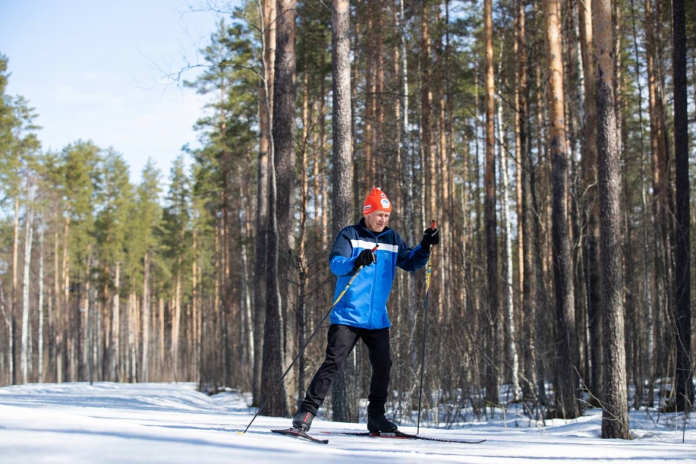 Pertti Jalkanen kartuttaa talven hiihtokilometrejään ainakin vappuun asti.