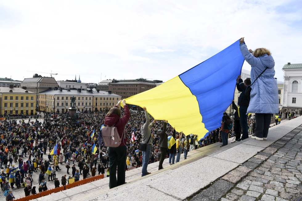 Mielenilmausta järjestäneen Suomen ukrainalaisten yhdistyksen mukaan paikalla oli noin 6000 ihmistä. LEHTIKUVA / Emmi Korhonen