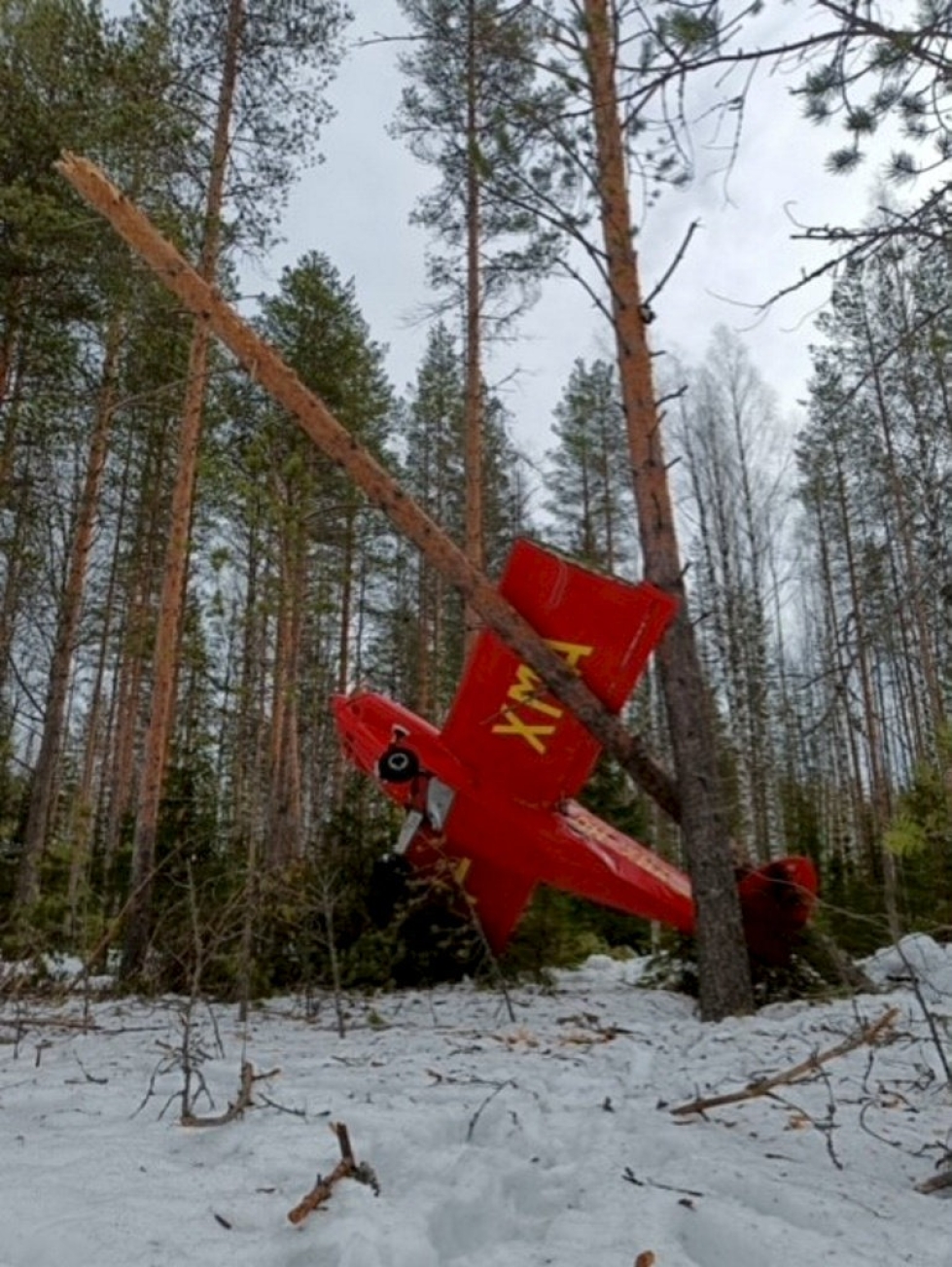 Lentäjä kuoli pienlentokoneen pudottua maahan Jyväskylän Tikkakosken lentoaseman alueella 17. huhtikuuta 2022. LEHTIKUVA / HANDOUT / OTKES