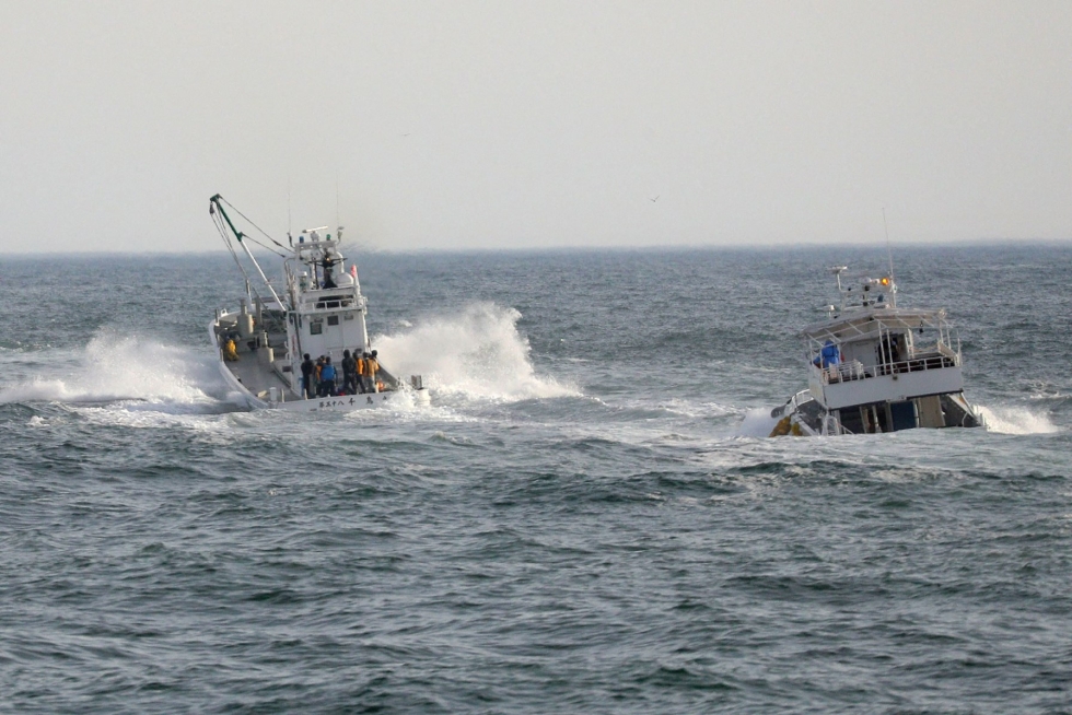 Kuvassa kadonneiden etsintään osallistuneita kalastusveneitä. LEHTIKUVA/AFP