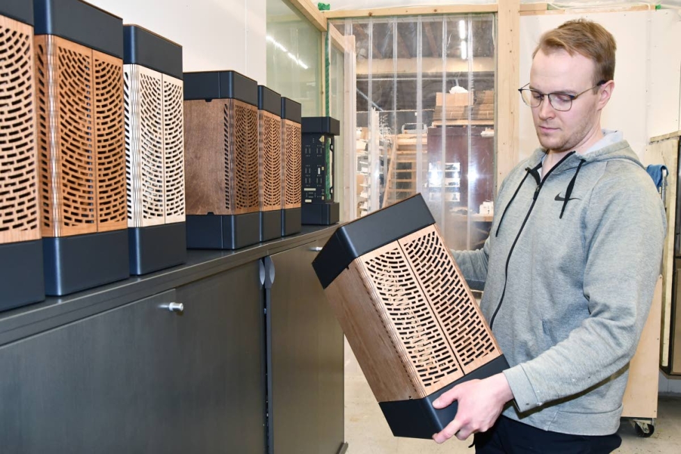 Jarkko Surakka esittelee uutuustuotetta Cubeor Kanto -tietokonekoteloita, jotka on valmistettu suomalaisesta koivusta ja metallista