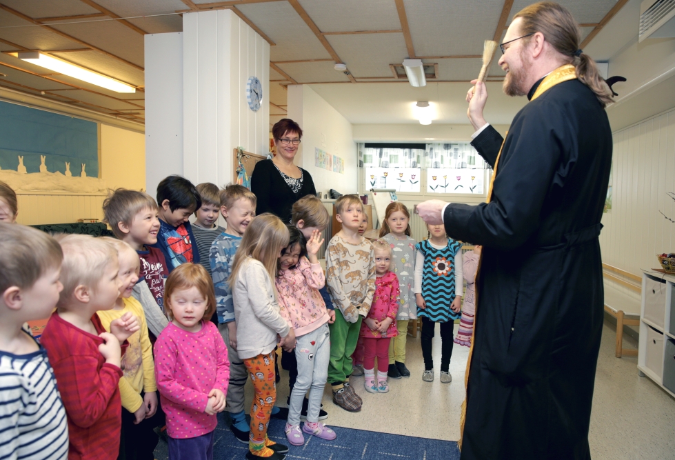 Ekumeenisen päiväkodin lapsista noin 40 prosenttia on viime vuonna ollut ortodokseja. Kuvassa etualalla isä Tuomas. 