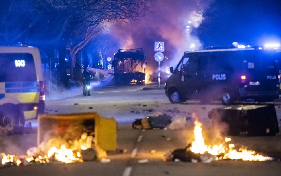 Malmössä oli yöllä useita tuhopolttoja, kun roskakatoksia, roska-astioita ja autoja sytytettiin tuleen. Lehtikuva/TT