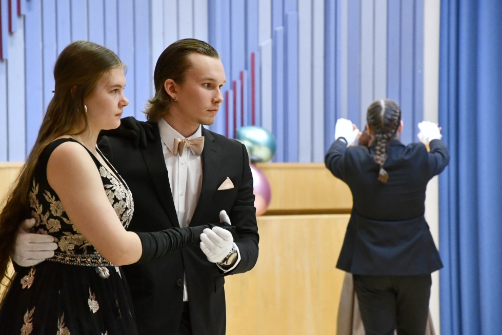 Etualalla tanssivat Veera Kuittinen ja Pessi Leinonen kertoivat tanssin käyvän kerta kerralta paremmin joka esityksen jälkeen.