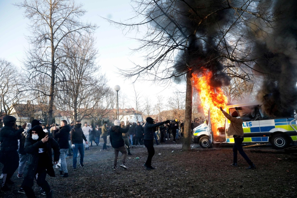 Örebrossa sytytettiin palamaan useita poliisiautoja 15. huhtikuuta 2022. LEHTIKUVA/AFP 