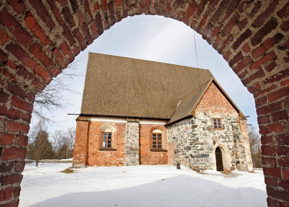 Hattulan Pyhän Ristin kirkko on seissyt sijoillaan nykyisessä asussaan keskiajalta saakka.