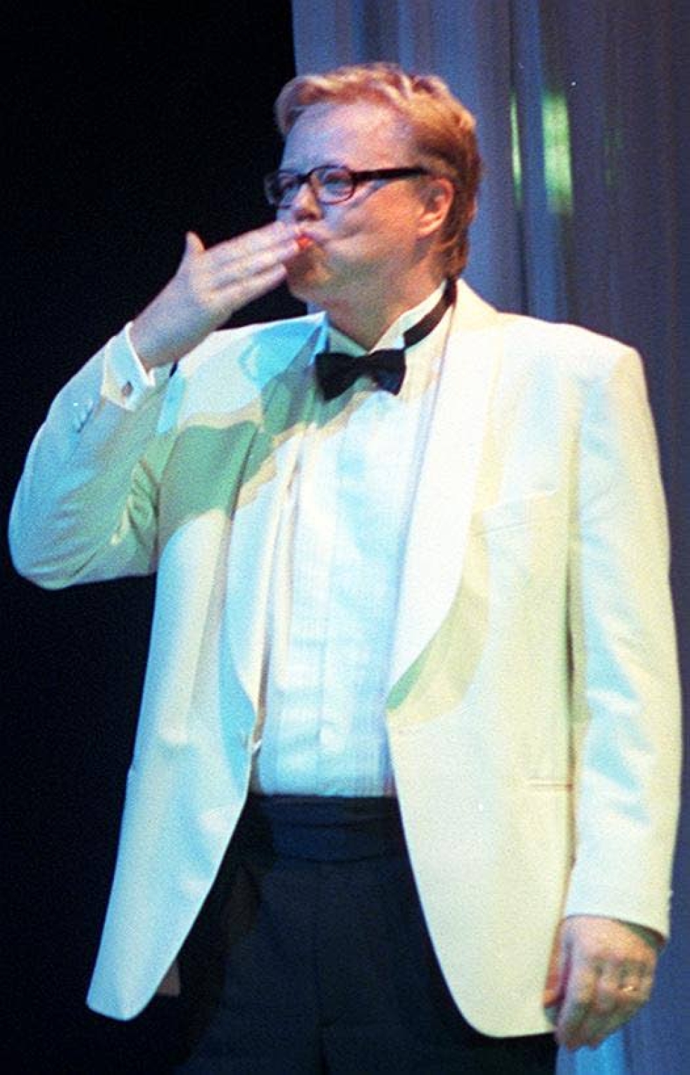 Esa Nieminen kapellimestarin roolissa Leidit lavalla -konsertussa Kuopiossa vuonna 2000.