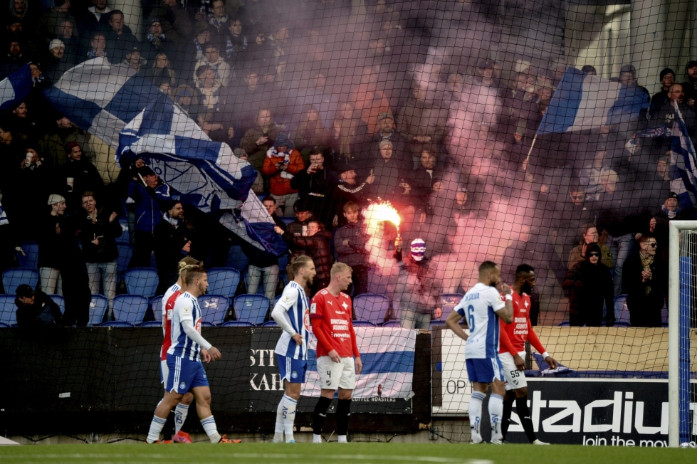 Stadin derbyssä kannattajat laukaisivat kiellettyjä pyrotuotteita. LEHTIKUVA / Mikko Stig