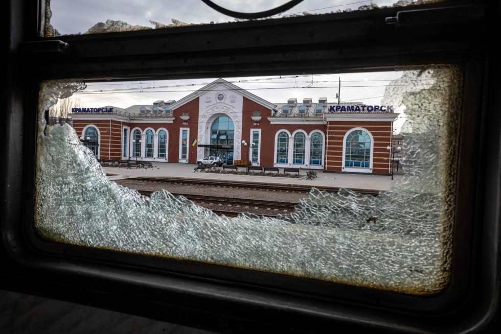 Ukrainassa ainakin viisi ihmistä on saanut surmansa Venäjän iskuissa rautatieasemille Vinnytsjan alueella. Kuva Kramatorskin asemalta, jonne Venäjän edellisessä rautatieasemaiskussa kuoli yli 50 ihmistä. LEHTIKUVA/AFP