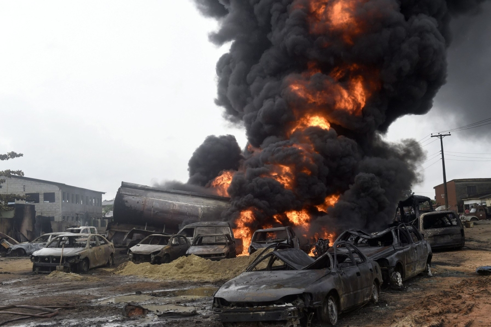 Nigeriassa yli sadan ihmisen pelätään kuolleen räjähdyksessä laittomalla öljynjalostamolla. Muun muassa öljyputkipalot ovat tavallisia Nigeriassa. Kuva kuolonuhreihin johtaneen putkipalon jälijltä vuodelta 2019. LEHTIKUVA/AFP