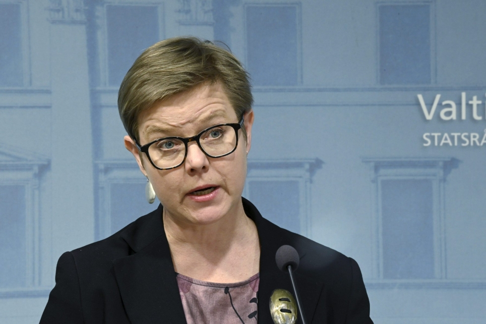 Sisäministeri Krista Mikkonen esitteli valtioneuvoston ajankohtaisselontekoa Helsingissä 13. huhtikuuta. LEHTIKUVA / MARKKU ULANDER