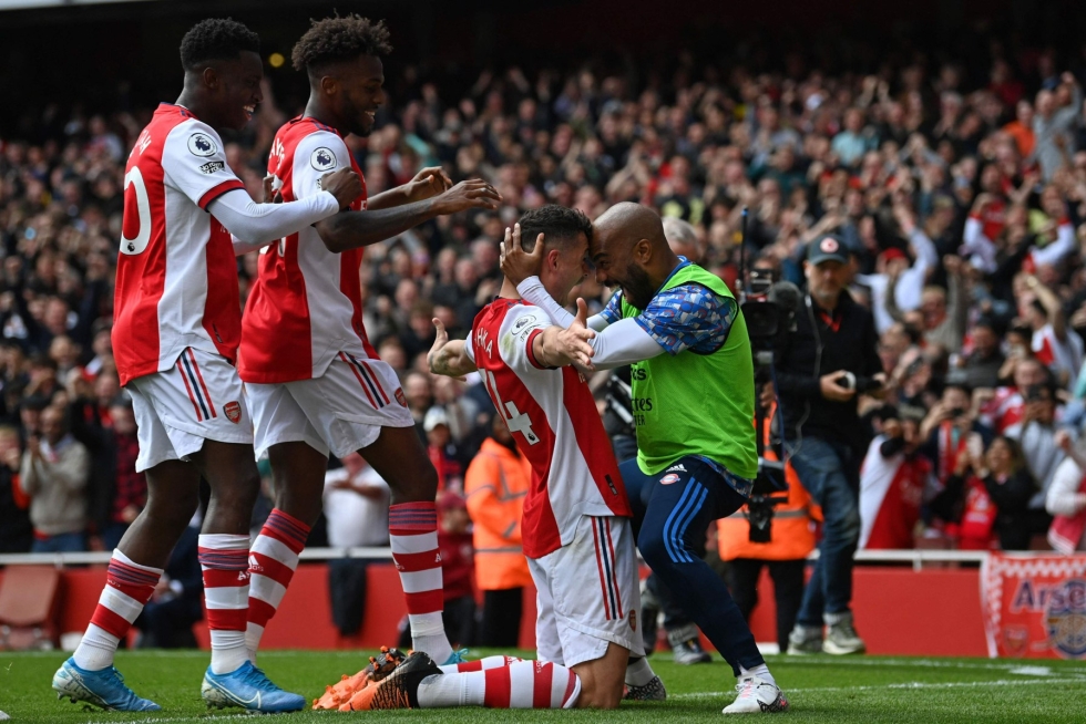 Arsenalin sveitsiläinen keskikenttäpelaaja Granit Xhaka juhli kolmatta maaliaan ja sai Alexandre Lacazetten (oik.) mukaan riemua jakamaan. Lehtikuva/AFP