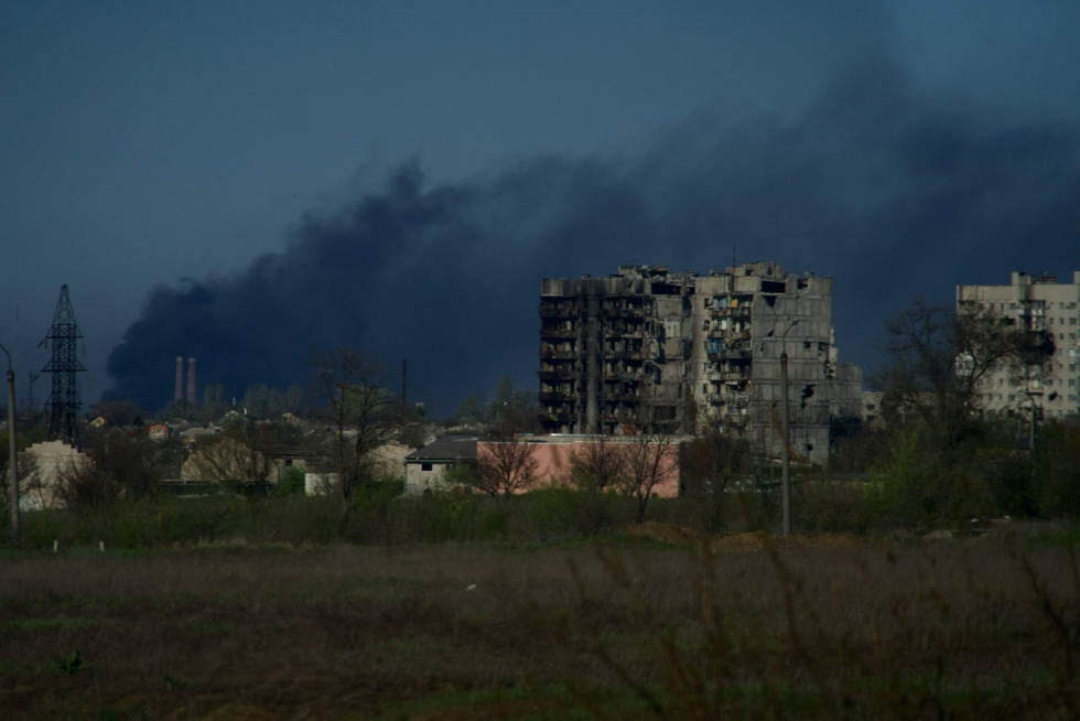 Savua nousi Azovstalin terästehtaan liepeiltä perjantaina. Lehtikuva/AFP