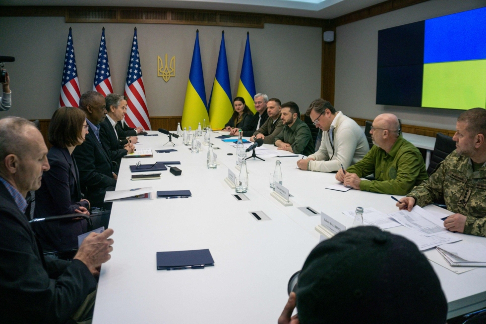 USA:n puolustusministeri Lloyd Austin (3. vasemmalta) ja ulkoministeri Antony Blinken (4. vasemmalta) tapaamassa Ukrainan ulkoministeriä Dmytro Kulebaa (3. oikealta) ja presidentti Volodymyr Zelenskyiä (4. oikealta) Kiovassa 24. huhtikuuta. Kuvan on välittänyt USA:n puolustusministeriö. Lehtikuva / AFP / handout / US Department of Defense