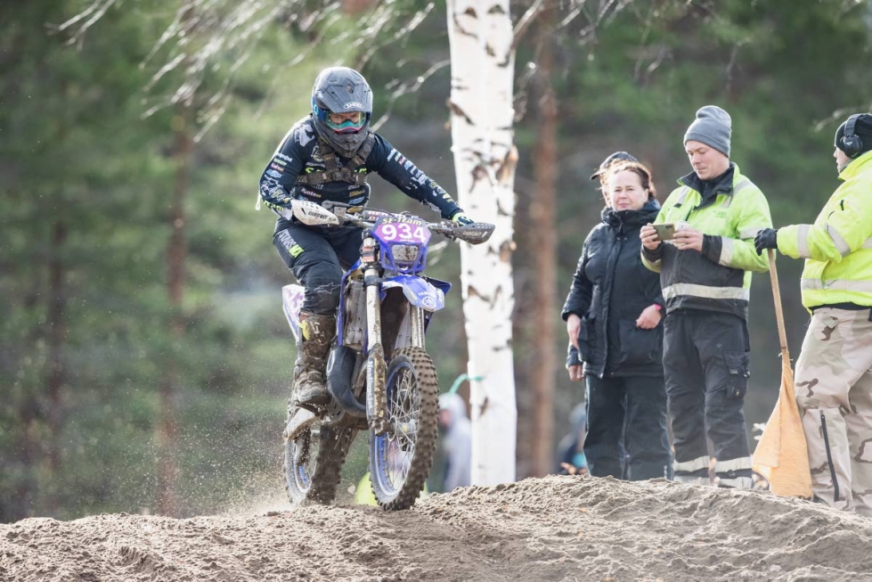 Janette Mielonen kaasutteli cross countryn naisten Suomen cupin voittoon viime lokakuussa Kiteellä. Tänä vuonna naiset ajavat lajissa SM-sarjaa.