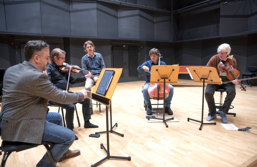 Taiga-kvartetti, Huba Hollóköi, Sakari Tervo, Ville Kivivuori ja Hans Lodders sekä Topi Linjama (keskellä) ovat Haydnin äärellä.
