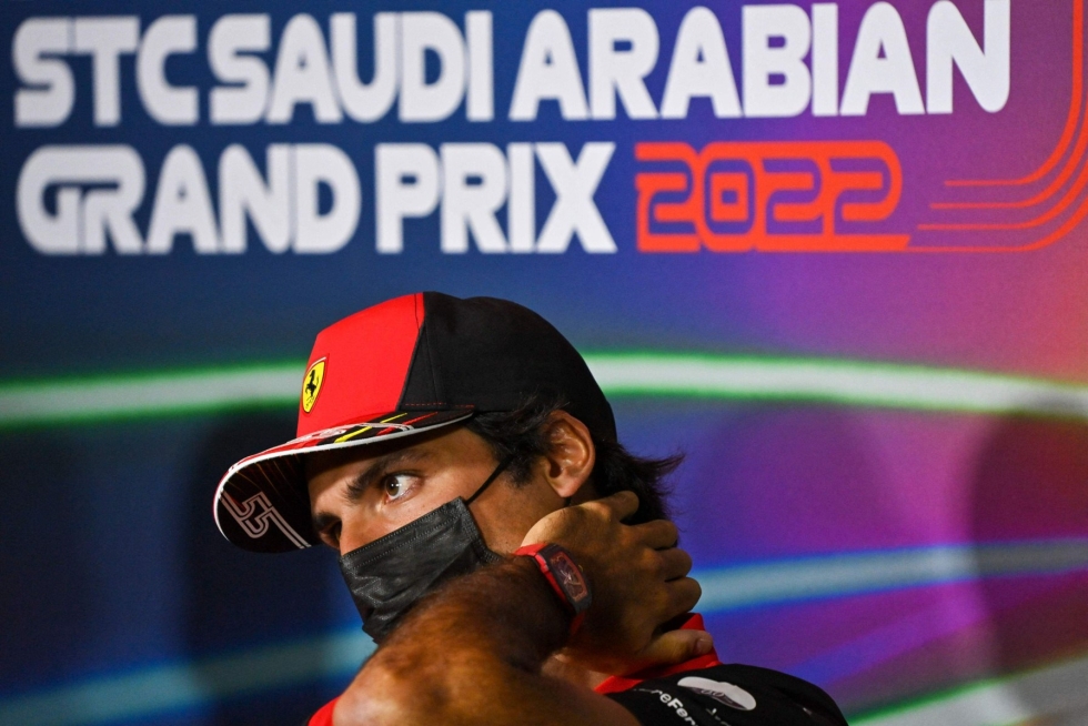 Carlos Sainz teki kahden kauden jatkosopimuksen Ferrarin kanssa. LEHTIKUVA/AFP