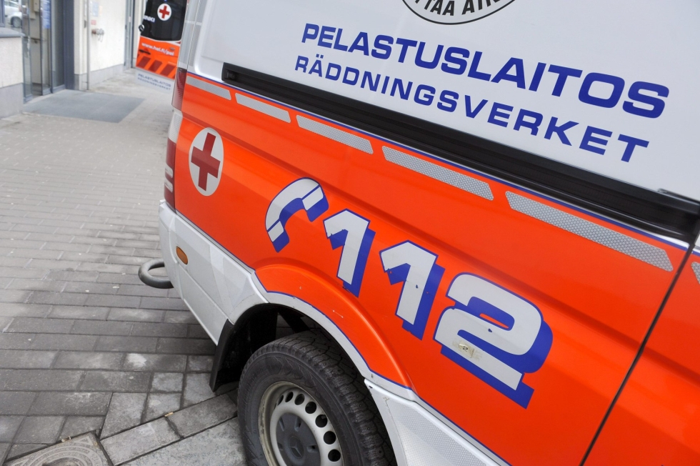 Suomi lähetti viime viikolla kaksi ambulanssia ja pelastustoimen tarvikkeita Ukrainaan sekä lääkinnällisiä tarvikkeita Moldovaan. LEHTIKUVA / Timo Jaakonaho
