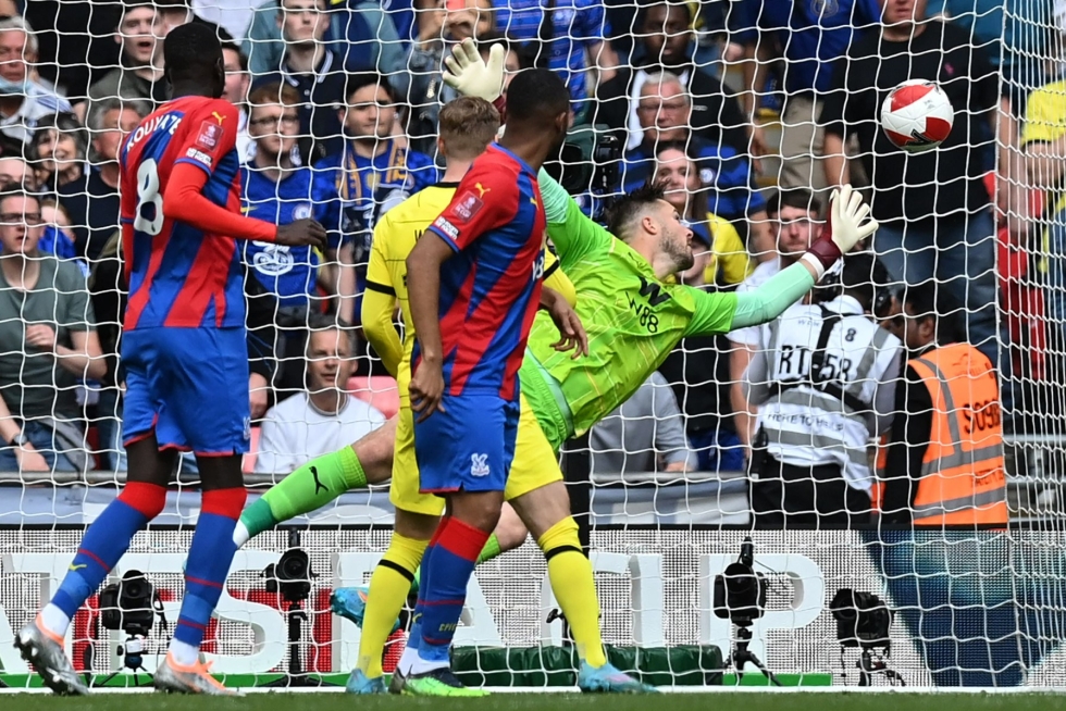 Crystal Palacen maalivahti Jack Butland yritti turhaan tavoittaa Chelsean Ruben Loftus-Cheekin (ei kuvassa) laukomaa palloa. LEHTIKUVA / AFP