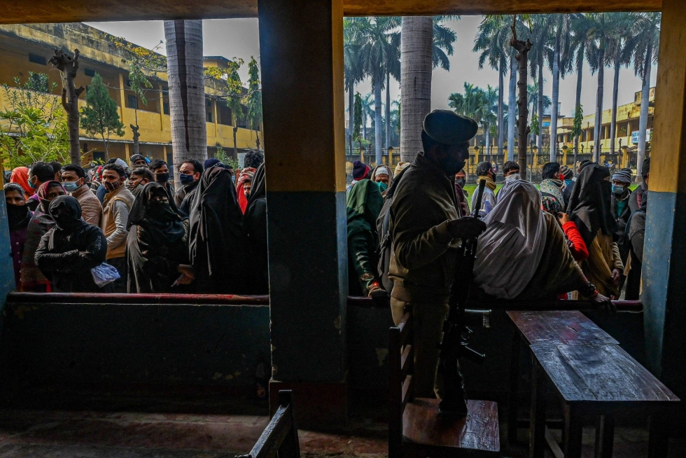 Äänestäjät asettuvat jonoon äänestyspaikalla Muradnagarissa Intiassa helmikuussa. Lehtikuva/AFP