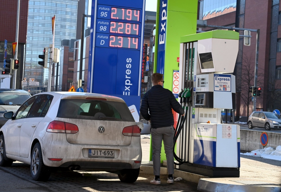 Polttoaineen hinnan nousu on kallistanut autoilua nopeasti. Lehtikuva / Jussi Nukari