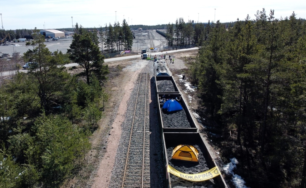 Ympäristöaktivistit ovat pysäyttäneet Koverharin satamaan matkalla olleen venäläisen hiilijunan. Kuva on keskiviikolta. LEHTIKUVA / Ville Vuorinen