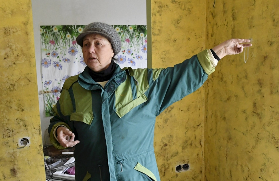 Antonina Ostaptshuk tyttärensä asunnossa, joka on Venäjän pommitusten jäljiltä asuinkelvoton. 
LEHTIKUVA / JUSSI NUKARI