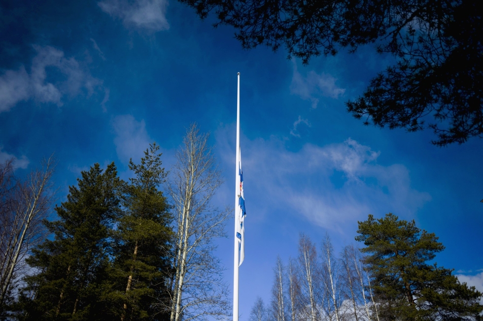 Jääkäriprikaatin henkilökuntaan kuulunut sotilas on kuollut tänään sairaalassa. Sotilas oli loukkaantunut eilen prikaatin harjoituksissa Lapissa Rovajärvellä. Kuva suruliputuksesta Jääkäriprikaatiin kuuluvassa Lapin Ilmatorjuntarykmentistä Rovaniemellä. LEHTIKUVA / Jouni Porsanger