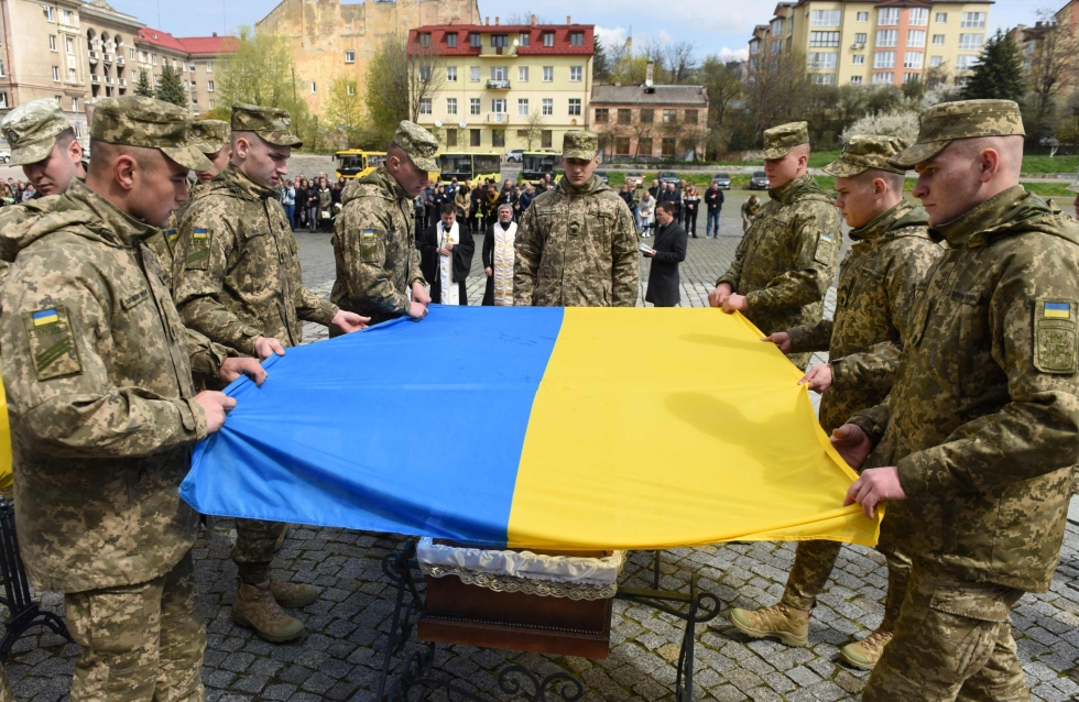 Venäjä hyökkäsi Ukrainaan kaksi kuukautta sitten. Kuva Länsi-Ukrainan Lvivistä torstailta.