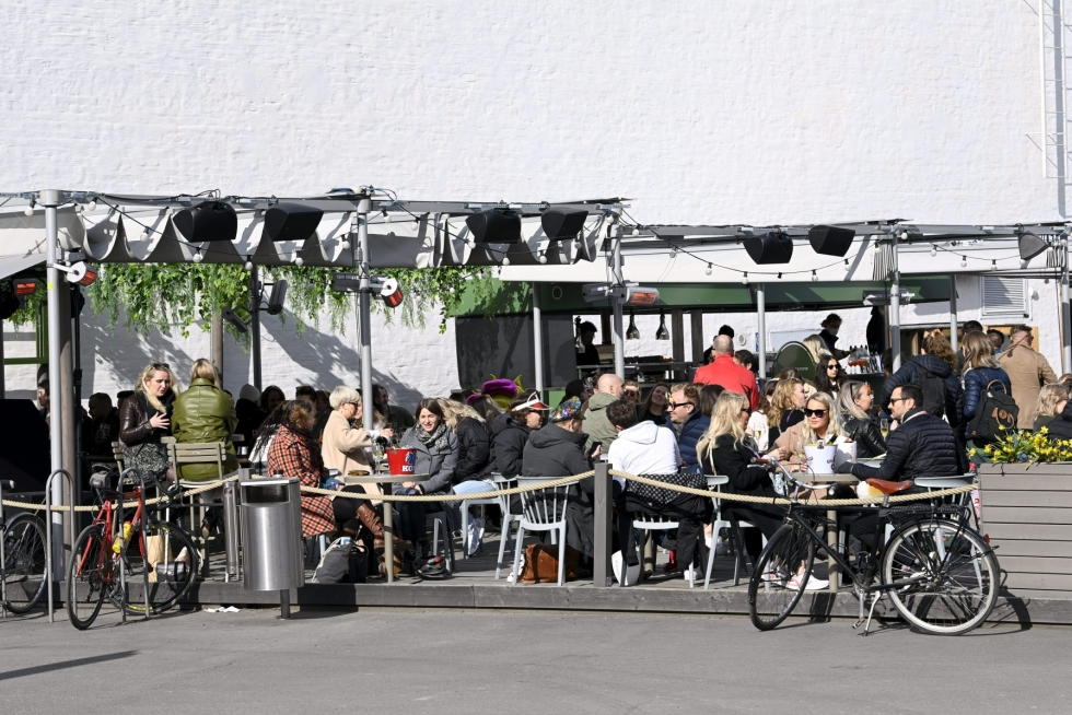 Vapunviettäjiä Helsingin keskustassa ravintolan terassilla aurinkoisena vappuaattona 30. huhtikuuta 2021. LEHTIKUVA / EMMI KORHONEN