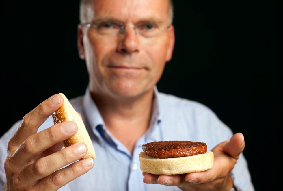 Hollantilainen professori Mark Post tunnetaan maailman ensimmäisen keinotekoisen naudanlihapihvin kehittäjänä.