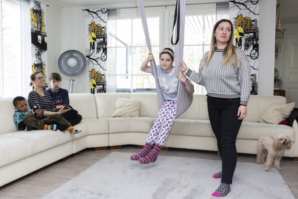 Mikael, Jenni ja Markus Seppänen ovat tottuneet siihen, että perheen kotona asuvat nyt myös ukrainalaise Vasylieva ja Veronika. Menossa mukana myös kääpiövillakoira Peppi.