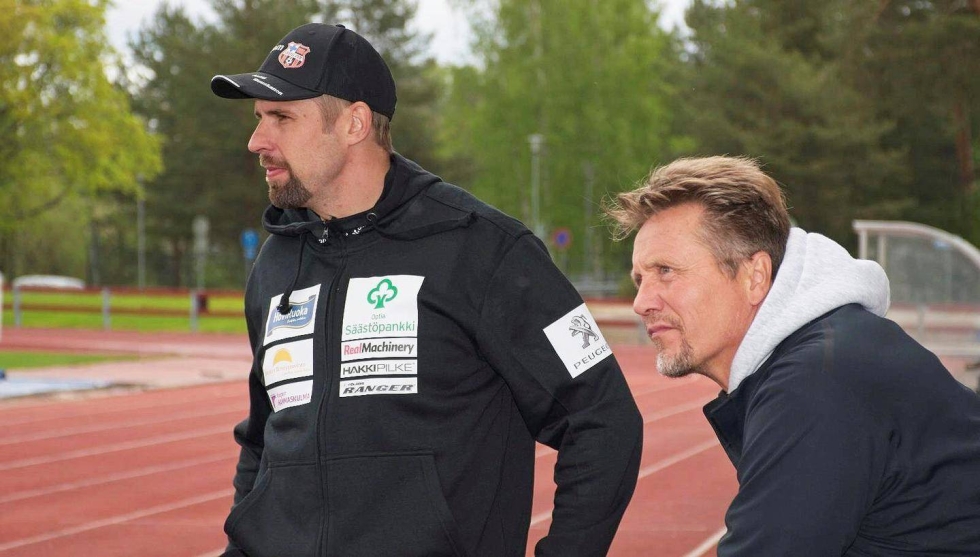 Antti Ruuskanen tähtäsi Tokion olympialaisiin yhdessä valmentaja Jyrki Blomin kanssa. Rätingin paikka -teoksen vahvimpia osuuksia ovat kuvaukset Ruuskasen ja hänen tiiminsä ponnisteluista kohti arvokisoja. 