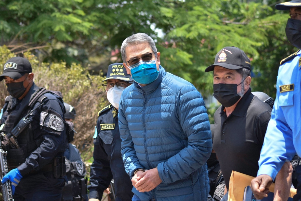 Hondurasin entinen presidentti Juan Orlando Hernandez luovutettiin Yhdysvaltoihin huumekauppaoikeudenkäynnin takia. LEHTIKUVA/AFP