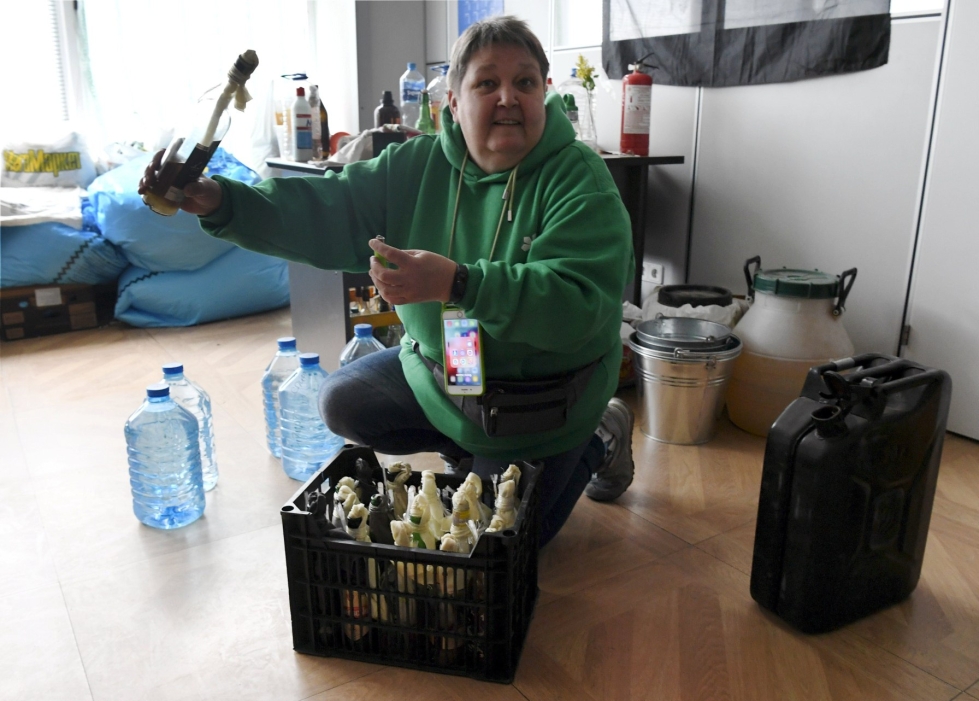 Vapaaehtoisten avustusjärjestön Veteranijan kemisti Teresa valmistaa ja opastaa valmistamaan Molotovin cocktaileja styroksista ja bensiinistä, kuvattu Kiovassa Ukrainassa 20.4. LEHTIKUVA / JUSSI NUKARI