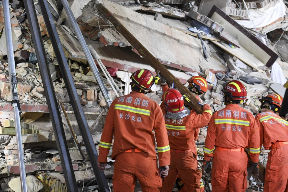 Kiinassa parikymmentä ihmistä on jäänyt loukkuun rakennuksen sorruttua Changshan kaupungissa maan keskiosassa. LEHTIKUVA/AFP