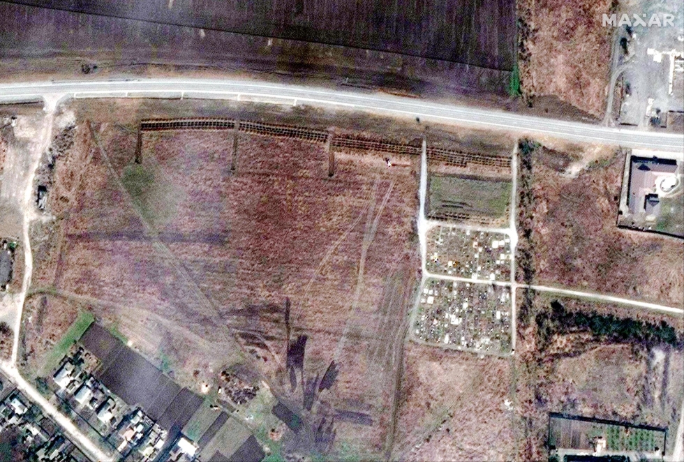 Etelä-Ukrainassa sijaitsevan Mariupolin läheltä otetuissa kuvissa epäillään näkyvän joukkohautoja. LEHTIKUVA/AFP/Satellite image 2022 Maxar Technologies