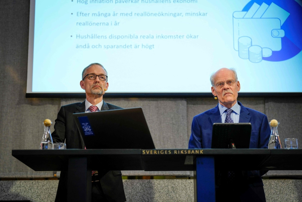 Ruotsin keskuspankin pääjohtaja Stefan Ingves (oik.) kehotti korkopäätöksen yhteydessä ruotsalaisia totuttautumaan korkeampaan korkotasoon. LEHTIKUVA/AFP